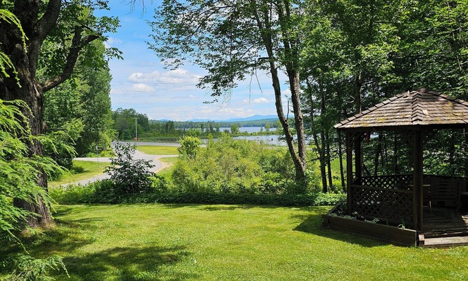 Town of Piercefield Maison | 2-bedroom Lakeview house near Tupper Lake with AC, WiFi, Deck, Gazebo, Firepit