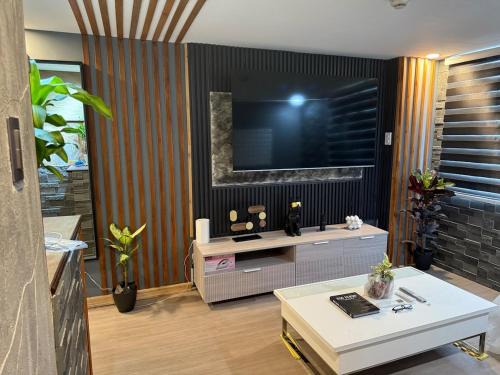 Malamig Appartement | 2 bedroom loft type with 2 baths Near Rockwell