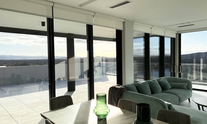 Belconnen Appartement | Luxurious 2 bedroom penthouse with uninterrupted lake views