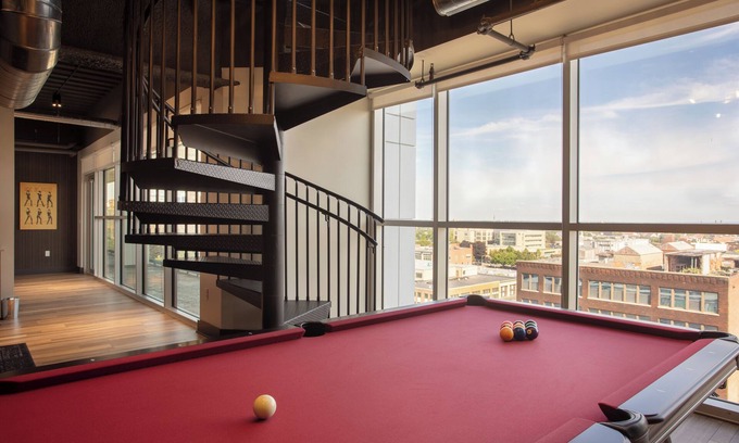 Downtown Buffalo Copropriété | 2 Bedroom Luxury Bi-Level Condo in Downtown Buffalo - Rooftop Bar, Bowling Alley