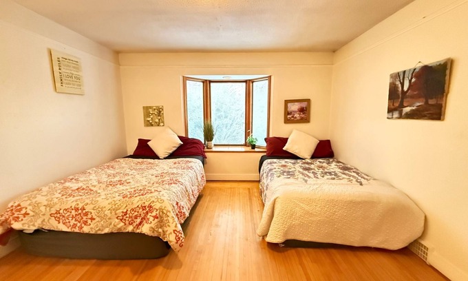 West Point Grey Maison | 2 Bedroom Main Floor Near Kitsilano Beach, Downtown and UBC