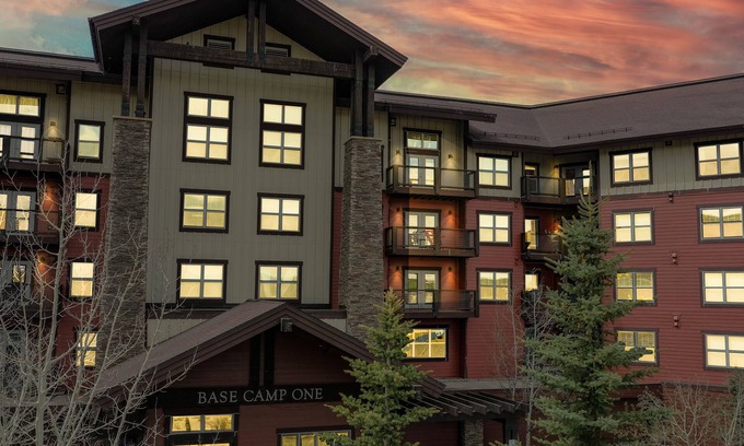Silvercreek Copropriété | 2-Bedroom Ski-In/Ski-Out Condo in Granby Ranch - Your Perfect Mountain Retreat!
