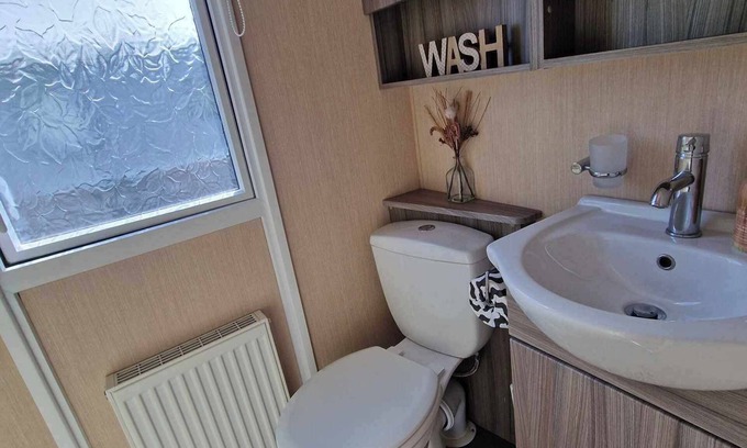 Ingoldmells Maison | 2-bedroom, Sleeps 4, dog friendly, WiFi next to Fantasy Island, Ingoldmells