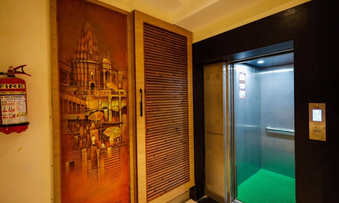 Mahmoorganj Appartement | 2-bedroom spacious apartment with large TV, AC, WiFi nr Kashi Vishwanath Temple