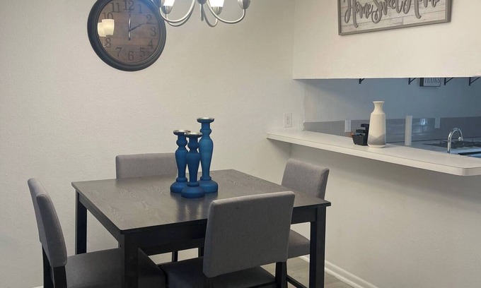 Texas City Maison | 2-bedroom townhome in beautiful Texas City with WiFi, AC