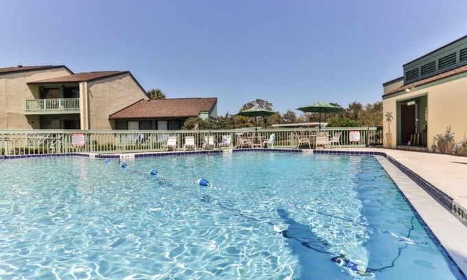 New Smyrna Beach Maison | 2 bedroom, Updated Townhome, in Golf Course neighborhood Sugar Mill