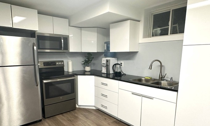 London Maison | 2 bedroom Walk out basement