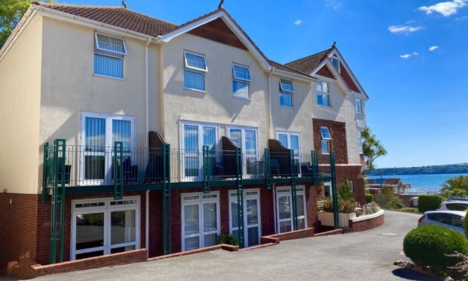 Roundham Maison | 2 bedroomed town house, 2 mins walk from Goodrington Beach, sleeps 4.
