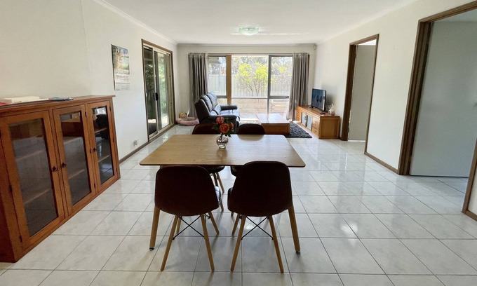 St. Albans Maison | 2 bedrooms back unit with large backyard