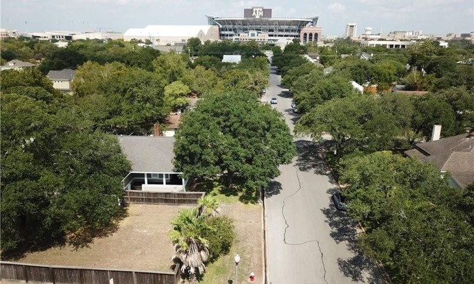 College Park Maison | Fairview 2 chambres - EMPLACEMENT !!! Vue du champ Kyle depuis le porche avant.