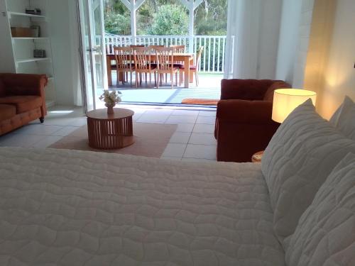 Long Jetty Maison | 2 bedrooms private bathroom 2 queen beds own entry