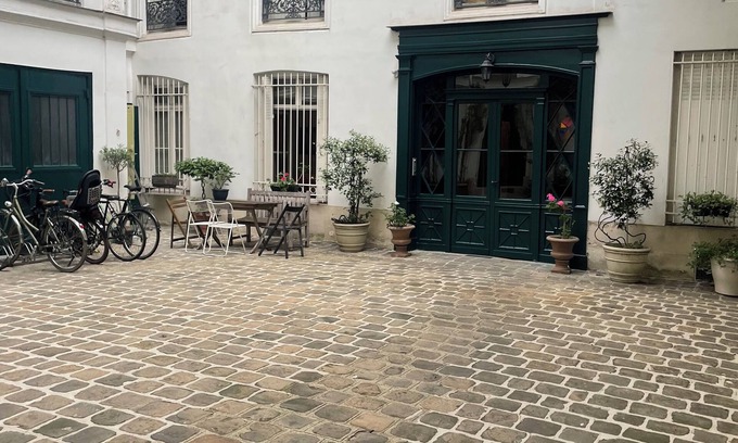 Saint-Thomas-d'Aquin Appartement | 2 bedrs apt 1000 sqf in the center of paris across the bridge from le Louvre