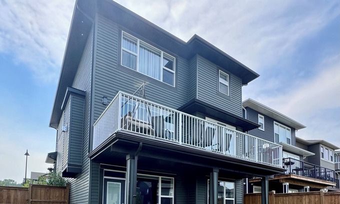 Calgary Maison | 2 Beds 1 Bath Walkout Basement Suite