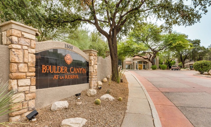 Oro Valley Copropriété | 2-bes, 2-bath condo in Oro Valley, fireplace, WiFi, AC, fitness room, pool/spa.