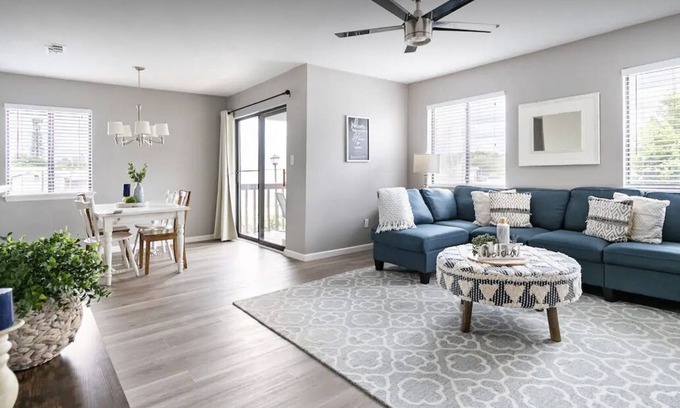 Tallahassee Maison | 2 blocks to FSU,Campus tours/visits,King bed,Gated community w/2 pools,Free park