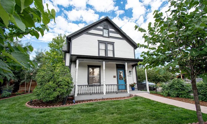 Littleton Maison | 2 blocks to Main St Littleton 🌻 Garden 🐾 Fenced Yard 🌲 Zero Cleaning Fee!