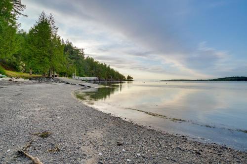 Lummi Island Maison | 2 Blocks to Puget Sound Beach Lummi Island Home