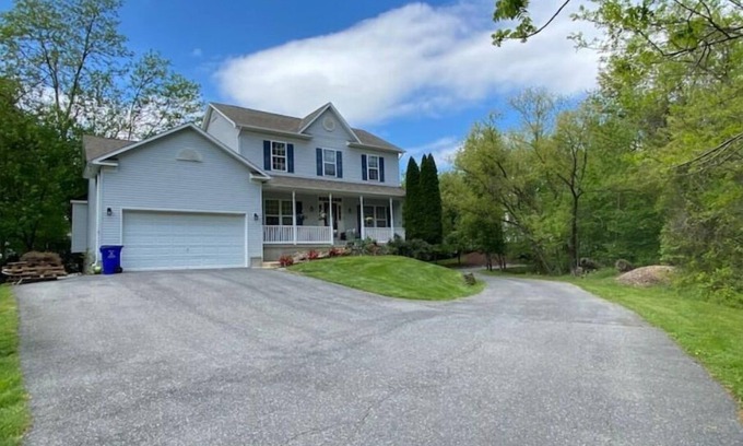 Columbia Maison | 2 BR/1.5 Bath Basement, Private Entrance & Parking