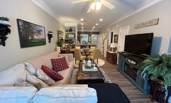Athens Copropriété | 2 BR/ 2.5 BA Condo in the Highlands at Woodlake..