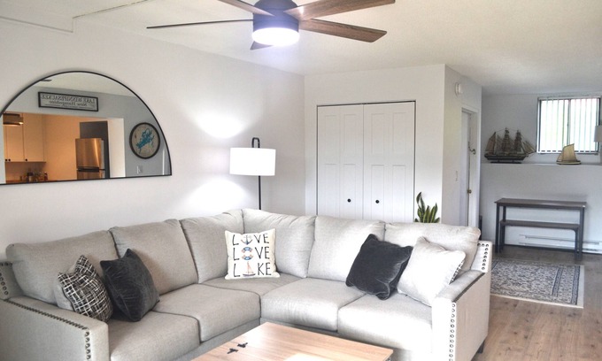 Weirs Beach Copropriété | 2 BR, 2 Bath Condo, walking distance to Weirs Beach, restaurants and much more!