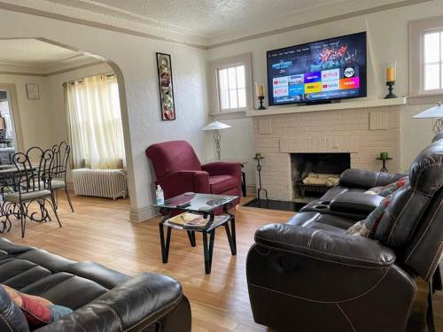 Waukegan Appartement | 2 BR Apt near Great Lakes Naval Base and 6 Flags