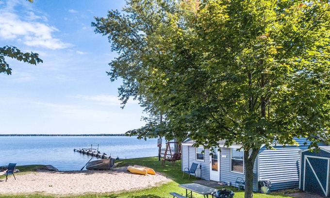 Houghton Lake Station Balnéaire | 2 BR Cabin Only 7 Steps from the Lake