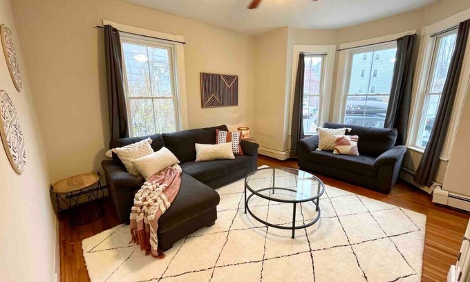 Beverly Appartement | 2 BR City Sanctuary - 5 Mins to Historical Salem!