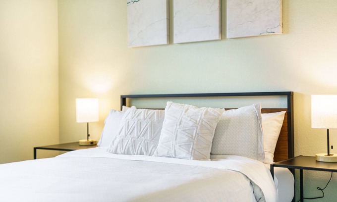 Downtown Appartement | 2-BR Cozy Guest Suite with Full Kitchen Near The Momentary & 8th Street Market
