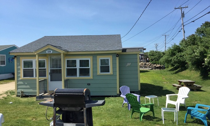 Snug Harbor Cottage | 2 BR East Matunuck cottage à 7 min à pied de la plage, à quelques pas de Salt Pond