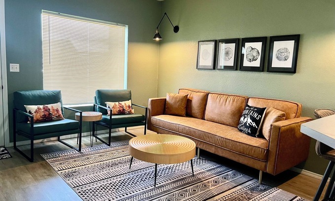 Eatonville Maison | 2 BR Historic Townhouse in Downtown Eatonville. Mt Rainier wildlife &waterfalls!