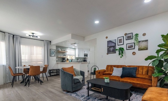 Sand Section Copropriété | 2-br house w/ Garage, Laundry, and High-Speed WiFi, Manhattan Beach