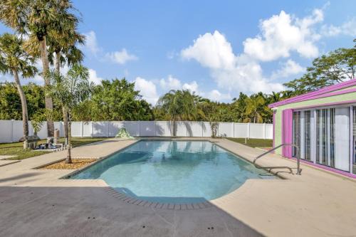 Indian River Estates Maison | 2 BR Jensen Beach Tropical Resort