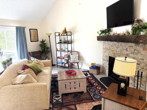 Hancock Maison | 2 BR JIMINY PEAK w Mountain Views SLEEPS 7 Gorgeous