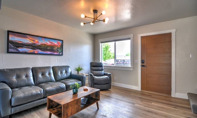 Grand Junction Maison | 2 BR Townhome , Free WiFi, Parking & Laundry. Pets Welcome