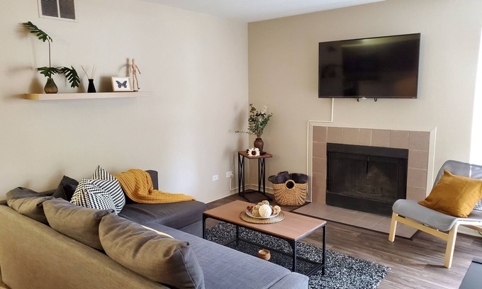 Lombard Copropriété | 2 BR W/ Washer Dryer, Fireplace, Close To It All, Monthly Stays Welcome