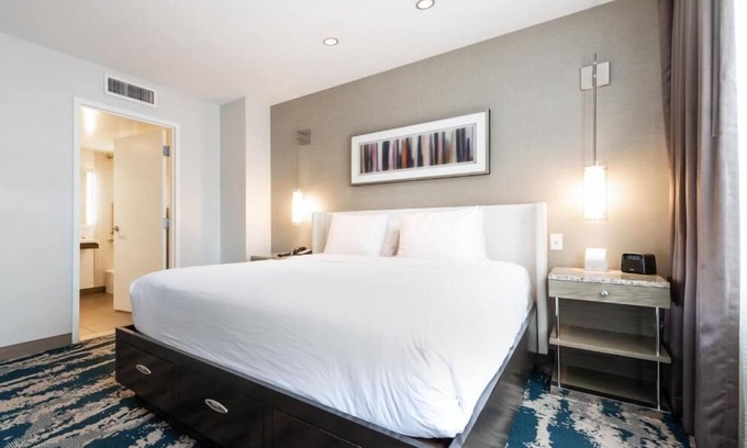 Near North Side Hôtel | 2 Charming Units in Trendy River North! Short Drive to Chicago O’Hare Airport!