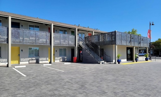Newhall Hôtel | 2 Chic Decor Units, FREE Parking! Minutes to Municipal Rose Garden!
