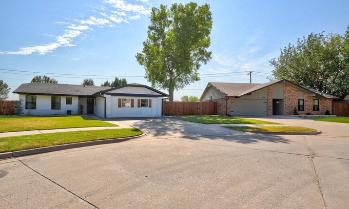 Moore Maison | 2 Clean and Updated Homes for Large Families in Moore