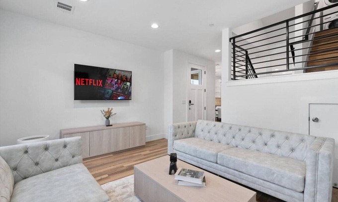 University Hills and Windsor Park Maison | 2 Combined Homes - Mins 2 ACL/Formula 1/Downtown