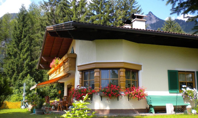 Hoefen Appartement | 2 comfort apartments TIROL, quiet UNCONVERTED forest location, LIVING ROOM, no pets