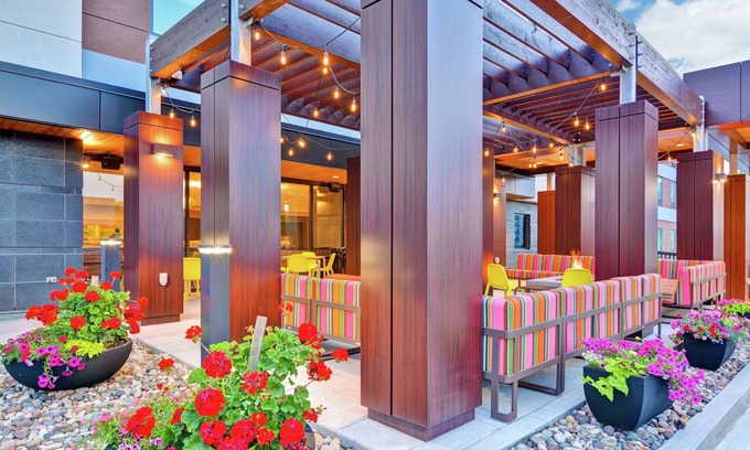 Rochester Appartement | 2 Connecting Suites with 4 Beds and Two Sofabeds at a Full Service Hotel by Suiteness