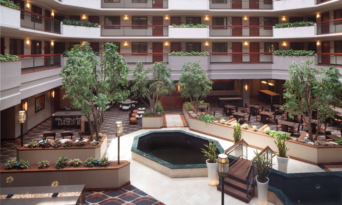 Far North Dallas Hôtel | 2 Connecting Suites with Three Beds and Two Sofabeds at a Full Service Hotel by Suiteness