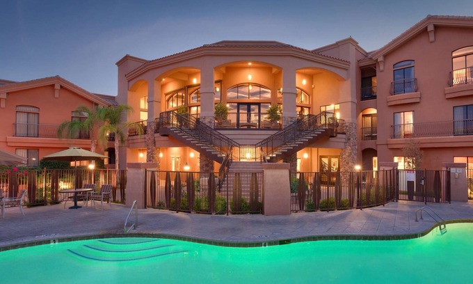 Catalina Foothills Estates Hôtel | 2 Connecting Suites with Two Beds and Two Sofabeds at a Full Service Hotel by Suiteness