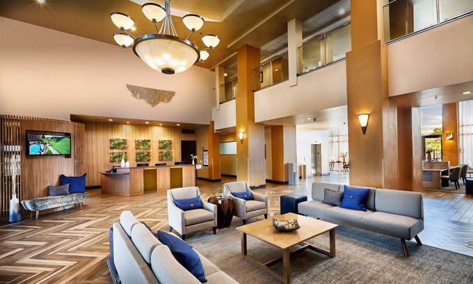Paradise Village Corporate Center Hôtel | 2 Connecting Suites with Three Beds and Two Sofabeds at a Full Service Hotel by Suiteness