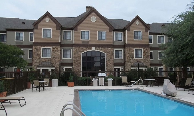 Vance Jackson Appartement | 2 Convenient Suites with Full Kitchens! A quick drive away from San Antonio Zoo!