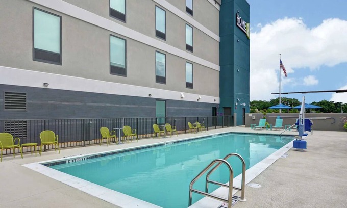 Ferry Pass Hôtel | 2 Convenient Units! Free Parking, Breakfast, Close to Historic Pensacola Village