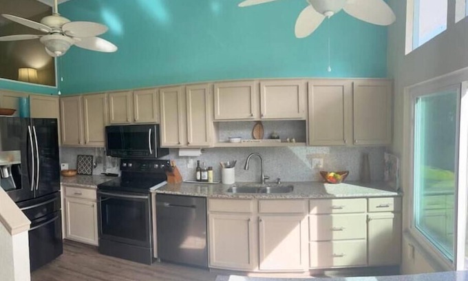 Lutz Station Balnéaire | 2 Couple island condo in a Florida nudist resort.