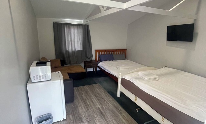 Rotorua Chalet De Ski | 2 Double 1 Sofa bed chalet unit B