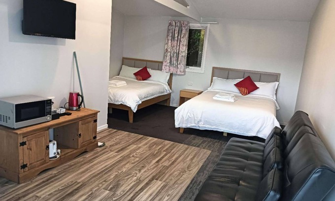 Kawaha Point Chalet De Ski | 2 double and 1 sofa beds chalet 7D