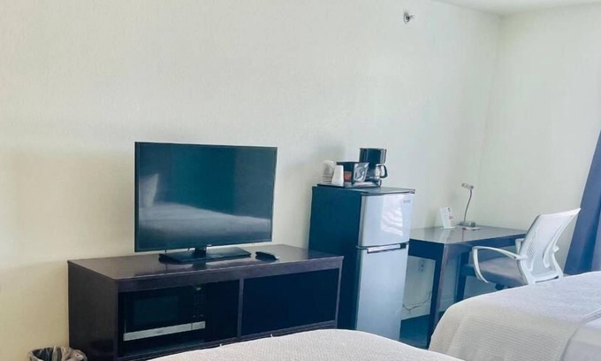 Cuero Maison | 2 Double Queen Rooms at FairBridge Inn & Suites Cuero, Pets Are Welcome!